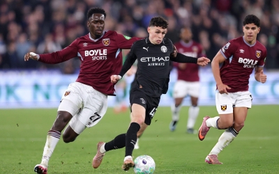 Hòa thất vọng West Ham, Man City dâng chức vô địch cho Arsenal