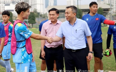 Chủ tịch VFF có hành động đặc biệt với hàng loạt thần đồng Việt kiều