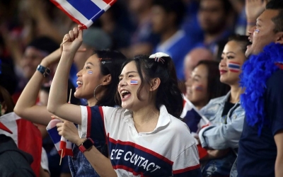 CĐV Thái Lan đồng loạt réo tên ĐT Việt Nam khi suýt thua Trung Quốc