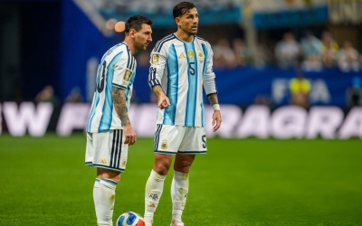 Messi bị tấn công, Paredes lập tức lên tiếng cực gắt