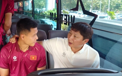 NÓNG: HLV Kim Sang Sik gạch tên trung vệ ĐT Việt Nam ngay khi về nước
