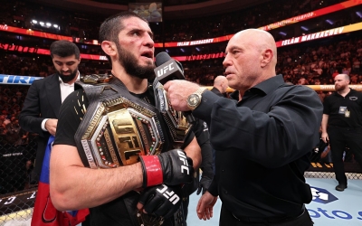 CHÍNH THỨC: Islam Makhachev bảo vệ đai vô địch hạng bán trung UFC