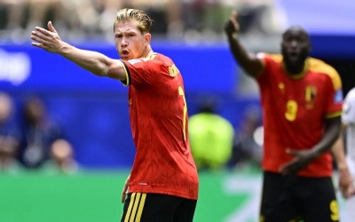 Vì sao De Bruyne ngăn đội y tế vào sân chăm sóc đồng đội Trossard?