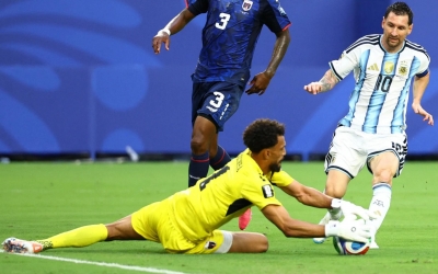 Cả thế giới 'bùng nổ' khoảnh khắc thủ môn Cape Verde khiến Messi bất lực