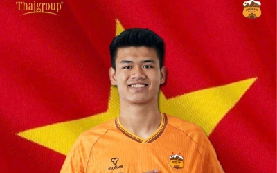 Truyền thông ĐNÁ phát sốt với trung vệ cao gần 2m của Việt Nam