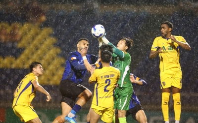 Cao Văn Bình nhận thẻ đỏ, HAGL hạ SLNA trong trận 'thủy chiến'