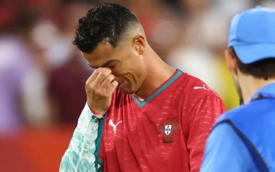 Cristiano Ronaldo bật khóc khi khoác áo Diogo Jota