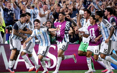 Julian Alvarez lập siêu phẩm, Argentina hẹn Anh ở bán kết World Cup