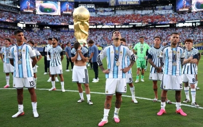 Argentina gây tranh cãi với hành động 'thiếu đẳng cấp' khi Tây Ban Nha nâng cúp