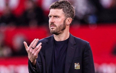 HLV Carrick chỉ trích trọng tài khi MU thua 10 người của Man City