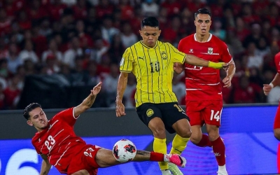CĐV Indonesia đồng loạt gọi tên ĐT Việt Nam khi hòa may mắn Malaysia