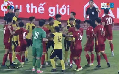 VIDEO: U23 Việt Nam xô xát với cầu thủ U23 Malaysia