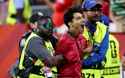CĐV quá khích lao vào khu vực kỹ thuật để tiếp cận Ronaldo
