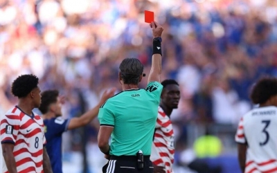 Cựu trọng tài FIFA chất vấn: Vì sao Quansah và Balogun chịu hai án phạt trái ngược?