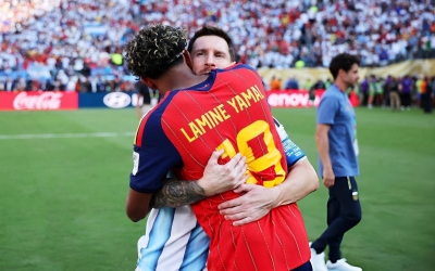 Yamal ôm Messi sau chung kết: Cái kết đẹp cho cuộc gặp định mệnh