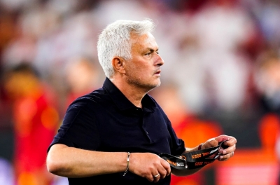 Mourinho mất kiềm chế, có hành động không đẹp với Anthony Taylor tại bãi đỗ xe