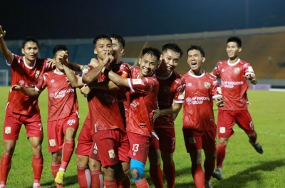 Đội bóng yếu nhất giải Hạng Nhất lần đầu biết mùi thắng