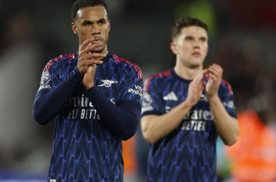 Sảy chân trước Brentford, Arsenal để Man City phả hơi nóng trong cuộc đua vô địch