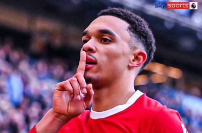 Hậu vệ tăng nhầm chỉ số tấn công, Alexander-Arnold lập siêu phẩm làm CĐV Man City 'nóng mặt'