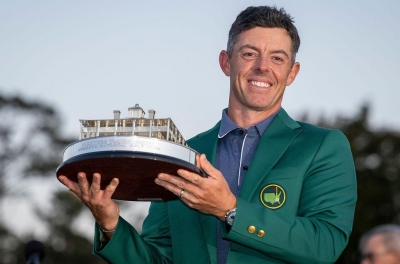 Rory McIlroy hoàn tất bộ sưu tập Grand Slam, Tiger Woods dành lời 'có cánh'