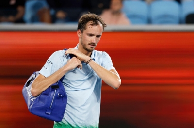 Medvedev mắc kẹt sau chức vô địch Dubai vì tình hình Iran