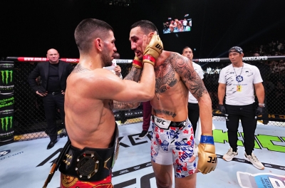 Ilia Topuria trổ tài dự đoán trận Max Holloway - Charles Oliveira