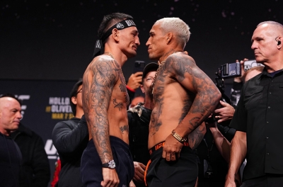 UFC 326: Charles Oliveira áp đảo Max Holloway, trả lại 'món nợ' hơn 10 năm