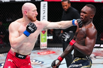 UFC Fight Night 271: Adesanya ăn no đòn, thời của 'The Last Stylebender' đã qua