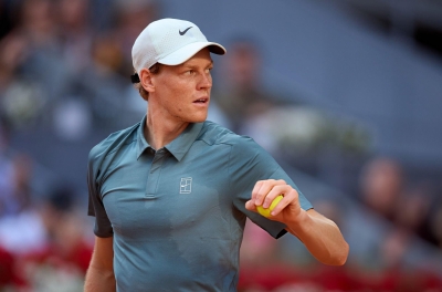 Sinner thắng chật vật đối 'mềm' trong ngày Alcaraz báo hung tin