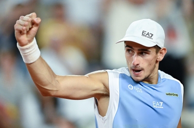Tay vợt khổ chiến 17 giờ 42 phút để lọt tứ kết Roland Garros 2026