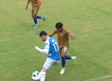 VIDEO: Pha xử lý bóng xem mãi không chán