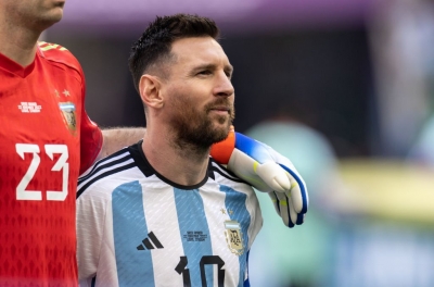 Bị con trai Maradona 'ám chỉ', Messi phản ứng bằng một status