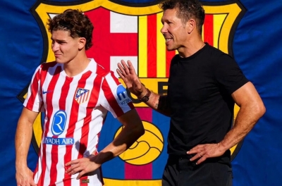 HLV Diego Simeone đồng ý bán Julian Alvarez cho Barca