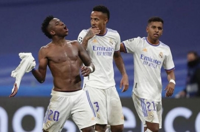 Sao Real Madrid 'nhào lộn' cản bóng cực ảo khiến NHM thích thú