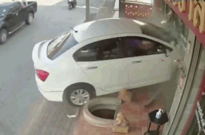 VIDEO: Đạp nhầm chân ga, nữ tài xế đâm nát cửa kính tiệm vàng
