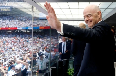 Chủ tịch FIFA gây bão: Bay vòng quanh Trái Đất 2,5 lần trong World Cup