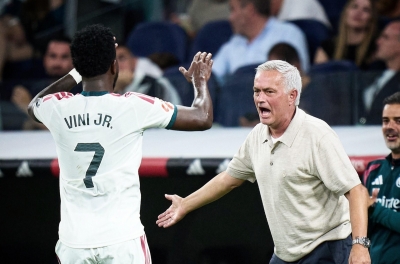 Vinicius mắc lỗi rồi nổi nóng, Mourinho lại nói câu khó tin