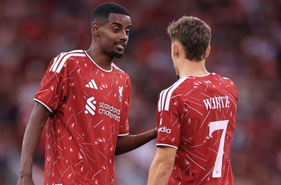 Huyền thoại MU 'sấy thẳng' cặp bom tấn 241 triệu bảng của Liverpool