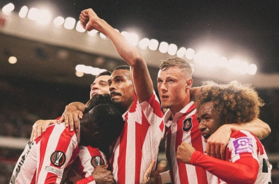 Đá hỏng penalty trước Arsenal, ngôi sao Premier League chuộc lỗi giúp đội nhà làm điều chưa từng có trong hơn 50 năm