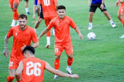Trung vệ ĐT Việt Nam có động thái đặc biệt khi Quang Hải chịu áp lực
