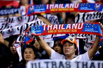 CĐV Thái Lan đồng loạt réo tên ĐT Việt Nam sau khi thắng Lào 5-0