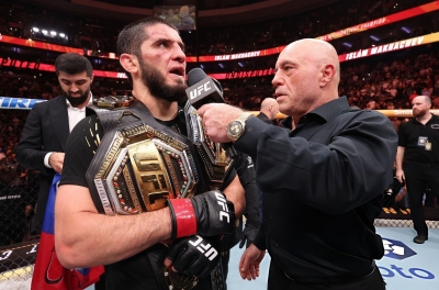 CHÍNH THỨC: Islam Makhachev bảo vệ đai vô địch hạng bán trung UFC