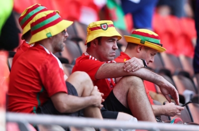 CĐV Xứ Wales 'rơi lệ' sau khi thua Iran ở trận cầu hơn 100 phút