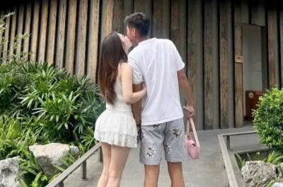 Trung vệ Hiểu Minh gây sốt khi công khai bạn gái