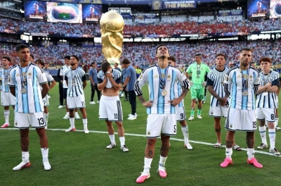 Argentina gây tranh cãi với hành động 'thiếu đẳng cấp' khi Tây Ban Nha nâng cúp