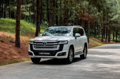 Toyota Land Cruiser 300 HEV cập bến thị trường Việt: 'Ăn xăng' 10 lít/100 km, giá 4,71 tỷ đồng