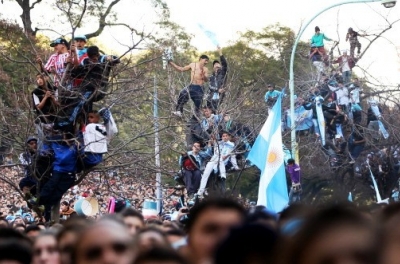 Fan Argentina trèo cây đầy mạo hiểm xem chung kết