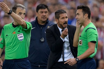 VIDEO: Tình huống HLV Simeone tranh cãi quyết liệt và xoa đầu trọng tài