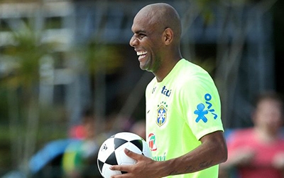 Brazil đuổi thẳng cổ Maicon