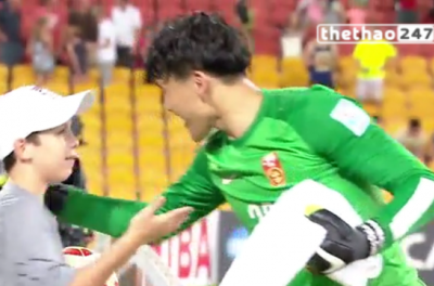 VIDEO: Cậu bé nhặt bóng mách thủ môn Trung Quốc cản quả penalty thành công